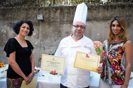 Il Maestro Chef della Frutta tra la direttrice dell' Istituto culturale a sx e Maria Parente dell AUGE a dx